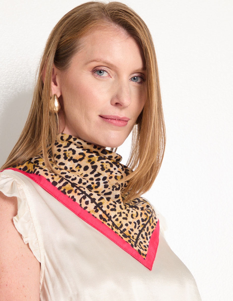 Pashmina con estampado animal print Pashmina con estampado animal print